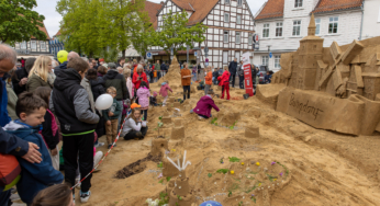 Urlaubsfeeling in Burgdorf: Verkaufsoffener Sonntag mit Sandkunst, Strand und Beach-Party