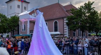 Faszination in der Luft: Das Flying Piano hebt Burgdorfs Kultur-Nacht auf ein neues Level